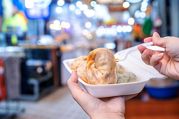 포토 JPG 해외이미지 주간 손 한식 들기 야외 아웃포커스 신체부위 만두 보케 찐만두 길거리음식 해외포토 자연요소 음식 모션 촬영기법 사람 파일형식 이미지허브