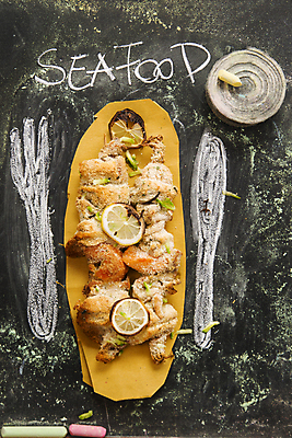 포토 JPG 해외이미지 영어 포크 검은배경 실내 사람없음 해물요리 꼬치 나이프 레몬 해산물 분필 슬라이스 초크아트 해외포토 문자 식기 음식 백그라운드 과일 내부 검은색 칼 그림 초크 파일형식 이미지허브