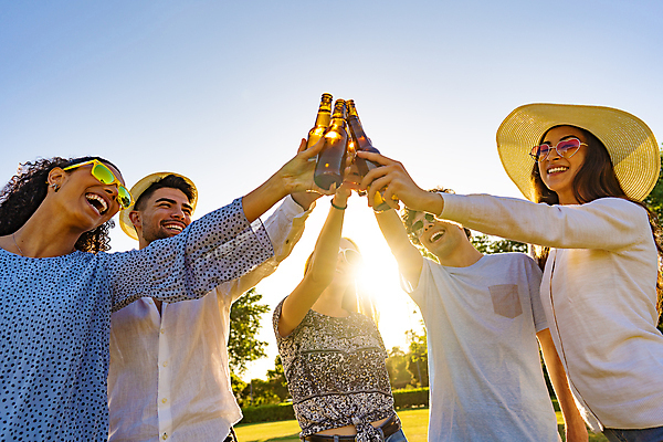 포토 JPG 해외이미지 주간 여자 남자 미소 여러명 상반신 성인 야외 친구 우정 기쁨 성인만 해외포토 자연요소 감정 다수 관계 표정 사람 파일형식 이미지허브