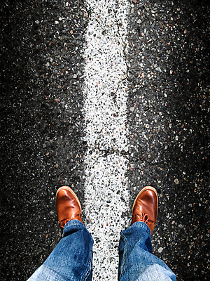 포토 JPG 해외이미지 라이프스타일 디자인 실루엣 도로 길 선 조각 신발 컨셉 발 거리 바닥 그림자 서기 사람 성인 사람없음 야외 산책 운전 도시 쌍 기다림 보행로 아스팔트 교차로 사인 시작 허벅지 단계 그만 양발 콘크리트 해외포토 교통시설 모션 휴식 촬영기법 생활 신체부위 파일형식 이미지허브