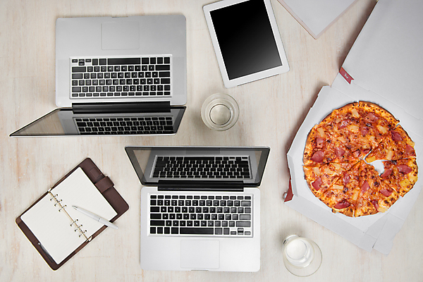 포토 JPG 해외이미지 피자 패스트푸드 실내 사람없음 노트북 하이앵글 태블릿 다이어리 인스턴트 물컵 나무배경 해외포토 음식 뷰포인트 백그라운드 서양음식 내부 컵 전자제품 스마트기기 사무용품 파일형식 이미지허브