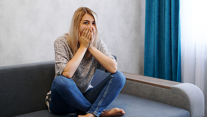 포토 JPG 해외이미지 백인 모델 손 응시 여자 얼굴 휴식 스트레스 아파트 주택 피곤 한명 사람 앉기 성인 소파 금발 침묵 놀람 침실 방 고통 슬픔 덮개 표현 입 뉴스 비밀 싱글 충격 리빙 완벽 혼자 해외포토 서양인 1 헤어스타일 시선 감정 컨셉 의자 모션 표정 건물 신체부위 소리 뚜껑 파일형식 이미지허브