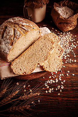 포토 JPG 해외이미지 빵 사람없음 종이봉투 우유 밀 슬라이스 밀가루 곡물빵 나무배경 해외포토 음식 백그라운드 봉투 유제품 곡류 가루 파일형식 이미지허브