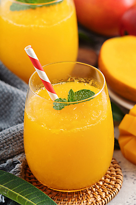 포토 JPG 해외이미지 스튜디오촬영 나뭇잎 잔 빨대 근접촬영 사람없음 노란색 망고 망고주스 해외포토 식기 뷰포인트 컬러 잎 실내 과일주스 열대과일 파일형식 이미지허브