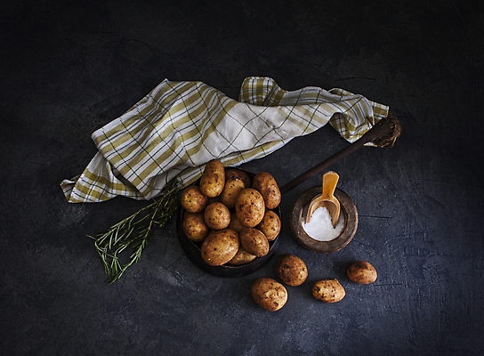 포토 JPG 해외이미지 식재료 검은배경 감자 실내 사람없음 소금 해외포토 백그라운드 채소 내부 검은색 파일형식 이미지허브