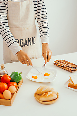 포토 JPG 해외이미지 접시 남자 탁자 피망 실내 요리 한명 상반신 성인 옆모습 계란 숟가락 나이프 바게트 계란프라이 자르기 식빵 성인남자한명만 해외포토 1 식기 빵 뷰포인트 가구 채소 모션 수저 사람 내부 알 칼 계란요리 남자한명만 성인남자만 파일형식 이미지허브