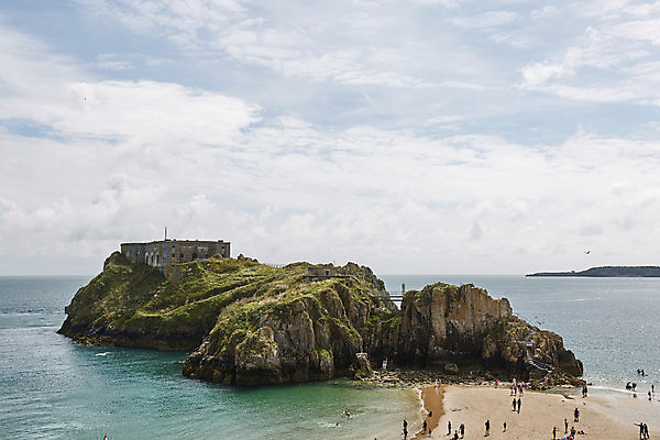 포토 JPG 해외이미지 유럽 모래 바다 휴가 영국 웨일즈 수영장 항해 따뜻함 사람없음 물 항구 수영 목욕 만 뜨거움 보트 성 정박 언덕 휴양지 함선 타운 채널 펨브룩셔 해외포토 자연요소 건축물 나라 배_교통 교통시설 청결 장소 수상스포츠 도시 파일형식 이미지허브