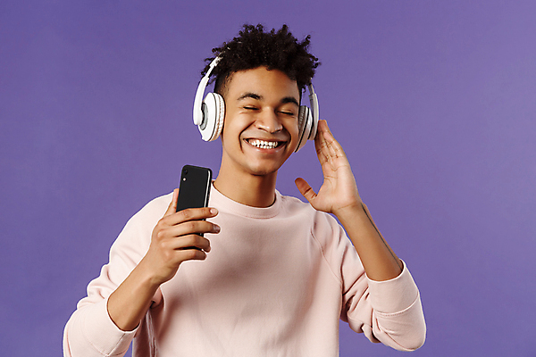 포토 JPG 해외이미지 남자 실내 한명 웃음 들기 상반신 성인 앞모습 스마트폰 헤드셋 음악감상 즐거움 성인남자한명만 해외포토 1 감정 뷰포인트 음향기기 모션 표정 사람 내부 핸드폰 스마트기기 헤드폰 감상 남자한명만 성인남자만 파일형식 이미지허브