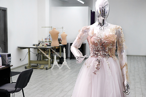 포토 JPG 해외이미지 모델 직업 디자인 드레스 옷 여자 산업 결혼 패턴 결혼식 성인 사람없음 숫자 유행 상점 흰색 직물 가운 작업실 고급 마네킹 디자이너 실크 천 자수 재단 재단사 핸드메이드 스타일 해외포토 레이스천 문자 컬러 컨셉 무늬 사람 이벤트 파일형식 이미지허브