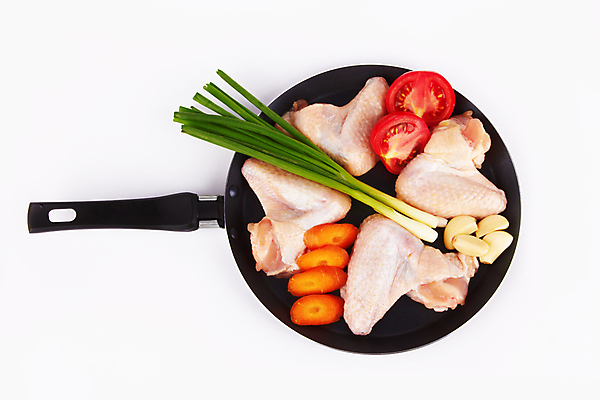 포토 JPG 해외이미지 토마토 실내 마늘 생고기 사람없음 하이앵글 프라이팬 흰배경 파 닭날개 생닭 해외포토 뷰포인트 백그라운드 채소 주방용품 육류 내부 닭고기 흰색 닭 파일형식 이미지허브