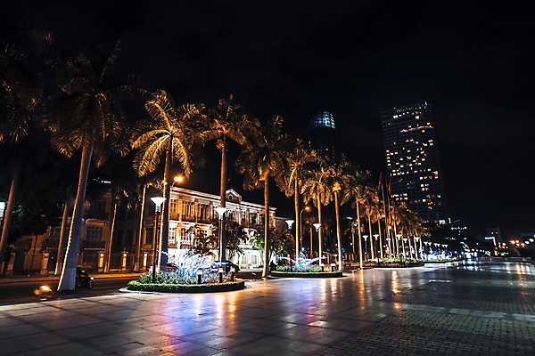 포토 JPG 해외이미지 야경 조명 빌딩 사람없음 야외 건물 도시풍경 야자수 도시 베트남 해외포토 나무 건축물 풍경 동남아시아 야간 파일형식 풍경_경치 이미지허브