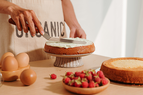 포토 JPG 해외이미지 남자 탁자 주방용품 실내 요리 한명 들기 상반신 성인 옆모습 케이크 계란 생크림 바르기 산딸기 성인남자한명만 해외포토 1 뷰포인트 가구 생활용품 과일 모션 디저트 사람 내부 알 크림 남자한명만 성인남자만 파일형식 이미지허브