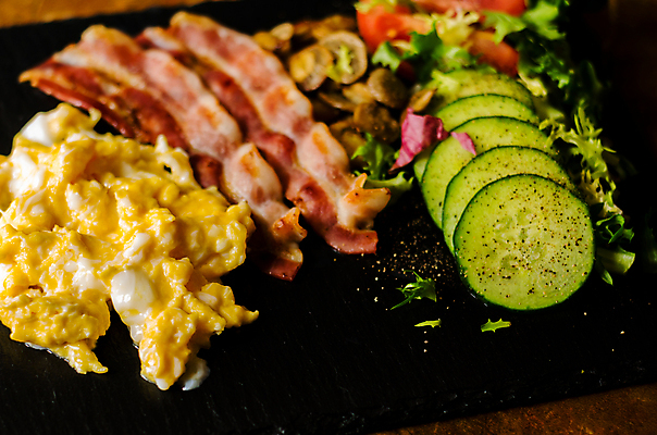 포토 JPG 해외이미지 접시 오이 실내 근접촬영 사람없음 아침식사 베이컨 스크램블 해외포토 식기 뷰포인트 채소 돼지고기 내부 식사 계란요리 파일형식 이미지허브