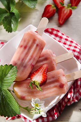 포토 JPG 해외이미지 그릇 딸기 단면 아이스크림 실내 사람없음 달콤 시원함 과일아이스크림 딸기꽃 딸기아이스크림 막대아이스크림 나무배경 해외포토 식기 꽃 백그라운드 과일 디저트 내부 맛 파일형식 이미지허브