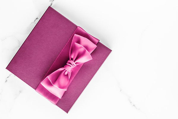 포토 JPG 해외이미지 무료이미지 리본 실내 사람없음 선물상자 상자 자주색 오브젝트 흰배경 대리석 해외포토 컬러 백그라운드 재료 선물 내부 흰색 파일형식 이미지허브