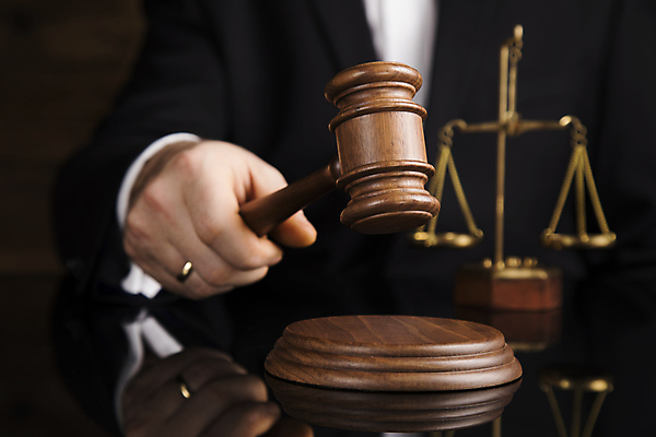 포토 JPG 해외이미지 손 실내 들기 아웃포커스 신체부위 법 의사봉 판결 양팔저울 해외포토 모션 촬영기법 저울 사람 내부 파일형식 이미지허브