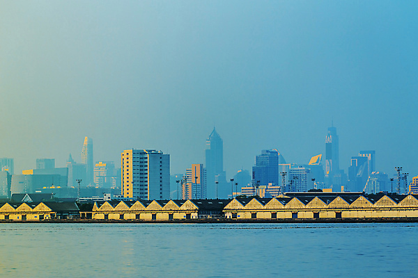 포토 JPG 해외이미지 바다 건축양식 교통시설 하늘 파노라마 풍경 사람없음 건물 물 파란색 강 도시풍경 햇빛 항구 도시 보트 도심 저녁 포트 타운 스카이라인 해외포토 자연요소 건축물 건축 컬러 교통 배_교통 촬영기법 태양 야간 시설 파일형식 이미지허브