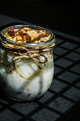 포토 JPG 해외이미지 검은배경 실내 그림자 사람없음 요거트 그래놀라 그릭요거트 해외포토 음식 백그라운드 유제품 내부 검은색 파일형식 이미지허브