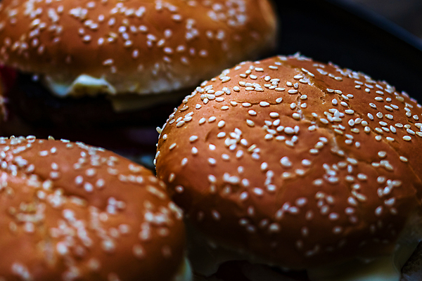 포토 JPG 해외이미지 음식 백그라운드 토마토 탁자 양파 치즈 도마 샌드위치 육류 사람없음 목재 식당 식사 소고기 햄버거 시골 신선 클래식 그릴 상추 바비큐 속도 준비 테이크아웃 점심식사 번 치즈버거 해로움 핸드메이드 맛있는 해외포토 나무 빵 가구 컨셉 채소 식재료 재료 주방용품 유제품 패스트푸드 상점 파일형식 이미지허브