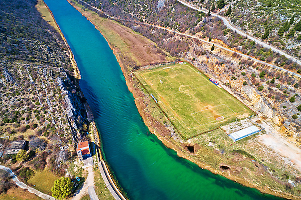포토 JPG 해외이미지 스포츠 사람없음 야외 강 골짜기 축구 경기장 축구장 크로아티아 항공촬영 해외포토 유럽 뷰포인트 스포츠시설 자연 구기 파일형식 이미지허브