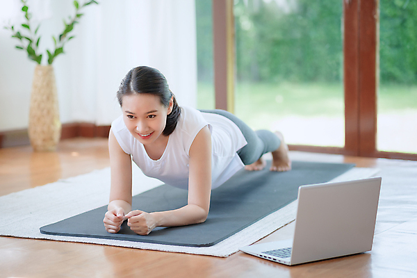 포토 JPG 해외이미지 전신 라이프스타일 응시 여자 창문 실내 한명 동양인 성인 앞모습 노트북 운동 매트 성인여자한명만 플랭크 홈트레이닝 해외포토 1 시선 뷰포인트 건강 사람 인종 내부 생활 전자제품 여자한명만 성인여자만 파일형식 이미지허브