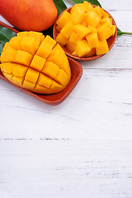 포토 JPG 해외이미지 스튜디오촬영 그릇 나뭇잎 쟁반 사람없음 목재 하이앵글 노란색 망고 해외포토 나무 식기 뷰포인트 컬러 잎 재료 실내 열대과일 파일형식 이미지허브