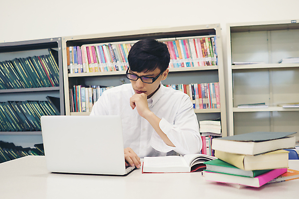 포토 JPG 해외이미지 학생 라이프스타일 남자 행복 인터넷 비즈니스 탁자 한명 사람 성인 노트북 학습 스터디 컴퓨터 공책 타이핑 기록 업무 온라인 해외포토 1 교육 감정 가구 문구용품 생활 전자제품 작업 파일형식 이미지허브