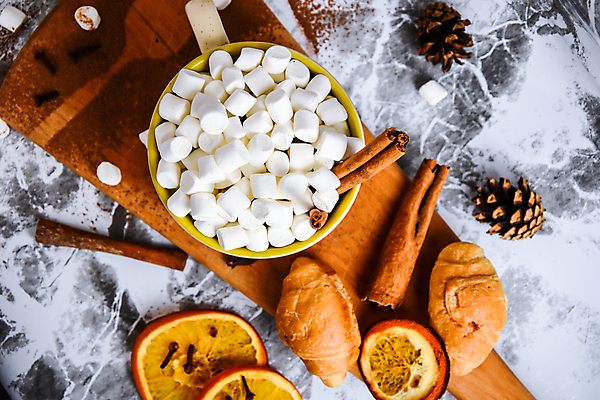 포토 JPG 해외이미지 회색배경 실내 따뜻함 사람없음 하이앵글 머그컵 달콤 크루아상 솔방울 감성 코코아 건과일 마시멜로우 나무도마 시나몬스틱 해외포토 음료 빵 뷰포인트 백그라운드 컨셉 과일 디저트 건조 도마 내부 목재 컵 회색 맛 시나몬 파일형식 이미지허브