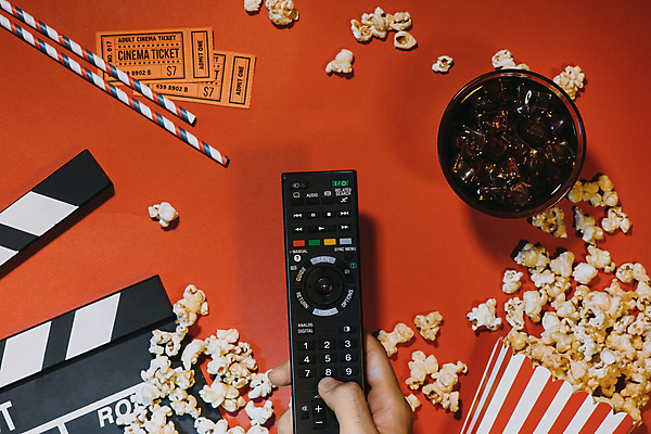 포토 JPG 해외이미지 손 실내 빨대 들기 신체부위 하이앵글 리모컨 클래퍼보드 영화 콜라 팝콘 빨간배경 영화소품 영화티켓 해외포토 뷰포인트 백그라운드 모션 문화예술 사람 내부 빨간색 티켓 오브젝트 탄산음료 파일형식 이미지허브