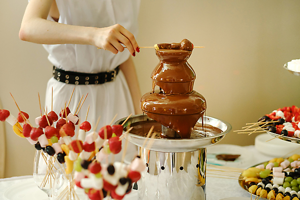 포토 JPG 해외이미지 여자 디저트 실내 한명 들기 상반신 성인 옆모습 초콜릿 기계 막대기 달콤 과일꼬치 퐁듀 성인여자한명만 해외포토 1 음식 뷰포인트 모션 사람 내부 꼬치 맛 여자한명만 성인여자만 파일형식 이미지허브