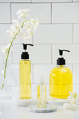 포토 JPG 해외이미지 꽃 유리병 실내 사람없음 꽃병 화장품 흰배경 단상 목업 브랜딩 아로마오일 해외포토 식물 백그라운드 병_용기 내부 뷰티 흰색 오일_화장품 파일형식 이미지허브