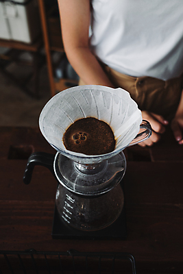 포토 JPG 해외이미지 여자 실내 한명 상반신 성인 앞모습 에스프레소 드립커피 핸드드립 성인여자한명만 해외포토 1 커피 뷰포인트 사람 내부 커피용품 여자한명만 성인여자만 파일형식 이미지허브