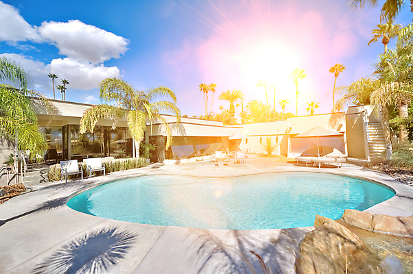 포토 JPG 해외이미지 주간 구름 휴식 주택 야외수영장 사람없음 야외 여름휴가 바캉스 야자수 햇빛 태양 파라솔 시원함 선베드 해외포토 자연요소 나무 컨셉 의자 휴가 수영장 건물 파일형식 여름_계절 이미지허브