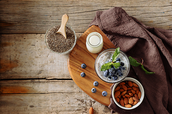 포토 JPG 해외이미지 그릇 실내 사람없음 하이앵글 우유 블루베리 아몬드 유리그릇 푸딩 나무숟가락 다이어트음식 나무도마 슈퍼푸드 나무배경 치아시드 해외포토 식기 뷰포인트 백그라운드 다이어트 과일 유리 디저트 유제품 도마 씨앗 내부 목재 숟가락 견과류 건강식품 파일형식 이미지허브