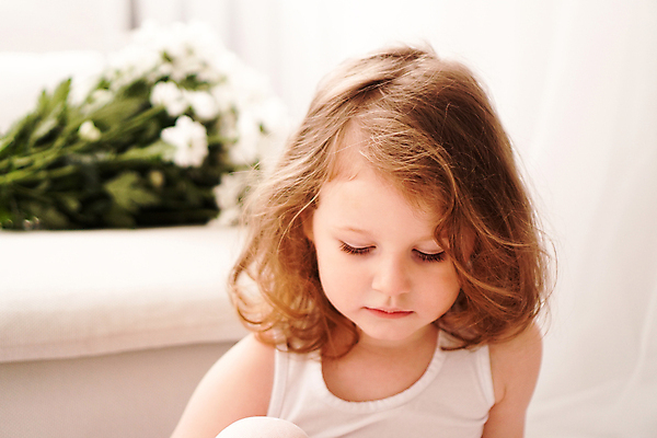 포토 JPG 해외이미지 백인 1 응시 여학생 여자 행복 여유 얼굴 어린이 백그라운드 2 아파트 주택 갈색머리 실내 한명 사람 청춘 평화 흰색 표현 속눈썹 만족 리빙 내추럴 거짓말 심각 해외포토 서양인 학생 헤어스타일 시선 감정 컬러 컨셉 내부 건물 신체부위 눈썹 파일형식 이미지허브