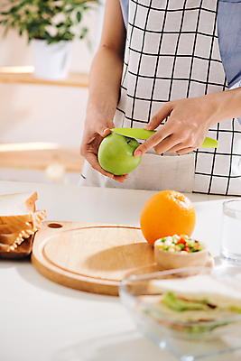 포토 JPG 해외이미지 여자 오렌지 실내 샌드위치 요리 한명 들기 상반신 성인 옆모습 칼 사과 재료손질 식빵 청사과 과도 나무도마 성인여자한명만 해외포토 1 음식 빵 뷰포인트 과일 모션 도마 사람 내부 목재 손질 여자한명만 성인여자만 파일형식 이미지허브