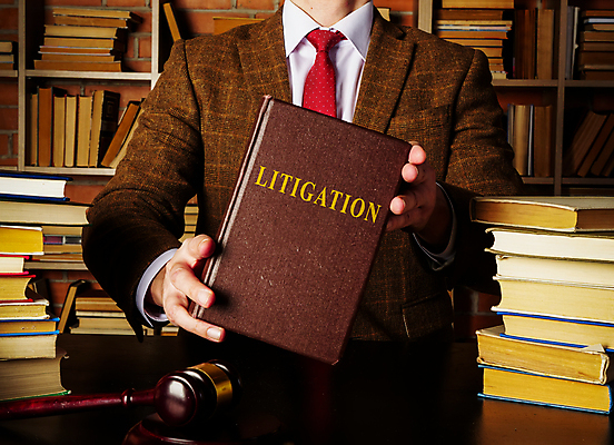 포토 JPG 해외이미지 남자 실내 한명 들기 정장 상반신 성인 책 법률가 법 보여주기 변호사 책더미 성인남자한명만 해외포토 직업 1 옷 모션 사람 내부 무더기 남자한명만 성인남자만 파일형식 이미지허브