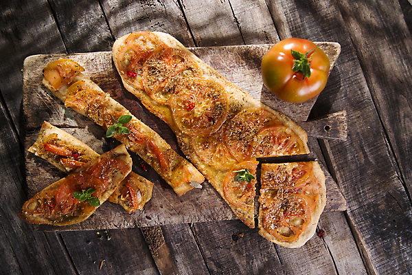 포토 JPG 해외이미지 토마토 피자 실내 그림자 사람없음 하이앵글 이탈리아음식 자르기 나무도마 나무탁자 포카치아 해외포토 빵 뷰포인트 채소 모션 탁자 도마 패스트푸드 서양음식 내부 목재 파일형식 이미지허브