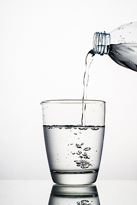 포토 JPG 해외이미지 음료 백그라운드 유리 건강 사람없음 물 파란색 반사 거품 젖음 추위 흰색 신선 투명 액체 붓기 떨어짐 시원함 고립 스플래쉬 해외포토 자연요소 컬러 컨셉 모션 재질 파일형식 이미지허브