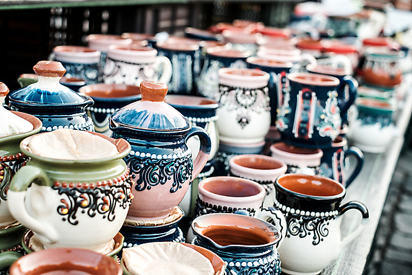 포토 JPG 해외이미지 전통 식기 접시 길 패턴 추상 요리 미술 사람없음 장식 컬러풀 갈색 주방 저녁식사 기구 도자기 원형 사발 시장 냄비 먹기 컵받침 오브젝트 복고 기념품 점토 토기 루마니아 민화 백자 핸드메이드 해외포토 도형 유럽 컬러 무늬 모션 문화예술 식사 용기_그릇 사기그릇 솥 받침대 그림 파일형식 이미지허브