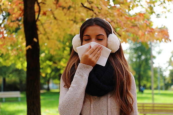 포토 JPG 해외이미지 백인 학생 계절 공원 여자 얼굴 자연 건강 한명 사람 성인 야외 약 목도리 봄 고통 추위 도시 열 조직 바이러스 질병 불기 코 감염 꽃가루 손수건 히스패닉 알레르기 인플루엔자 재채기 증상 타격 브라질사람 해외포토 서양인 1 잡화 공공시설 감정 의학 모션 신체부위 가루 생태계 파일형식 이미지허브