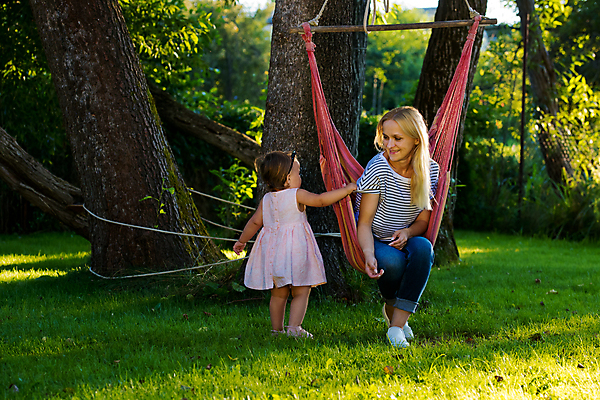 포토 JPG 해외이미지 백인 여자 딸 행복 어린이 청소년 엄마 함께함 사람 앉기 소녀 잔디 야외 두명 부모 기쁨 청바지 결합 해먹 해외포토 서양인 식물 감정 컨셉 바지 가족 모션 침대 파일형식 이미지허브
