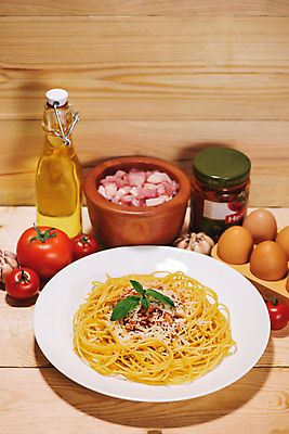 포토 JPG 해외이미지 접시 토마토 방울토마토 실내 마늘 스파게티 사람없음 계란 올리브오일 베이컨 토마토소스 계란판 나무그릇 나무배경 해외포토 그릇 식기 백그라운드 채소 파스타 돼지고기 내부 목재 알 소스_음식 기름_음식 파일형식 이미지허브