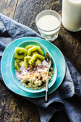 포토 JPG 해외이미지 그릇 실내 키위 사람없음 숟가락 우유 우유병 슬라이스 요거트 건강식 오트밀 우유잔 나무배경 해외포토 식기 음식 백그라운드 과일 병_용기 잔 유제품 수저 내부 파일형식 귀리 이미지허브