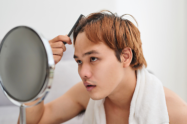 포토 JPG 해외이미지 응시 남자 실내 한명 동양인 상반신 성인 옆모습 뷰티 머리빗 머리손질 헤어관리 자기관리 탁상거울 성인남자한명만 그루밍족 해외포토 1 시선 뷰포인트 사람 인종 내부 거울 미용용품 남자한명만 성인남자만 파일형식 이미지허브