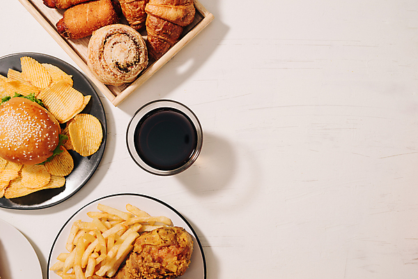 포토 JPG 해외이미지 빵 패스트푸드 실내 사람없음 하이앵글 치킨 감자튀김 햄버거 인스턴트 흰배경 콜라 감자칩 카피스페이스 해외포토 음식 뷰포인트 백그라운드 감자 내부 과자 공백 튀김 흰색 칩_음식 탄산음료 닭고기요리 파일형식 이미지허브