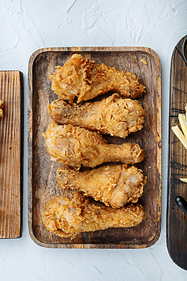 포토 JPG 해외이미지 실내 사람없음 하이앵글 치킨 여러개 흰배경 나무쟁반 닭다리튀김 해외포토 뷰포인트 다수 백그라운드 쟁반 내부 목재 튀김 흰색 닭고기요리 파일형식 이미지허브