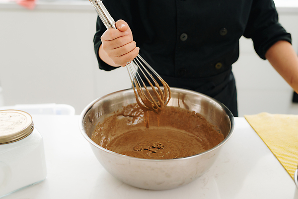 포토 JPG 해외이미지 탁자 실내 요리 한명 들기 상반신 성인 앞모습 반죽 제빵 거품기 믹싱볼 성인한명만 해외포토 1 그릇 뷰포인트 가구 모션 주방용품 사람 내부 제과제빵 성인만 파일형식 이미지허브