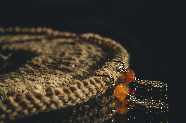 포토 JPG 해외이미지 검은배경 실내 근접촬영 사람없음 귀걸이 직물 뜨개질 털실 손뜨개 해외포토 뷰포인트 백그라운드 장신구 취미 내부 검은색 실 파일형식 이미지허브