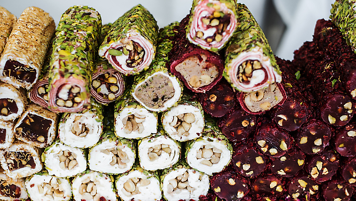 포토 JPG 해외이미지 전통 아시아 문화 음식 백그라운드 디저트 사탕 요리 동양인 사람없음 초록색 갈색 노란색 과자 기쁨 견과류 흰색 시장 달콤 맛 가루 설탕 먹기 모음 동쪽 칠면조 고립 아랍어 이국적 피스타치오 캐러멜 많음 맛있는 튀르키예 해외포토 감정 나라 컬러 컨셉 모션 조류 인종 한글 방향 파일형식 이미지허브